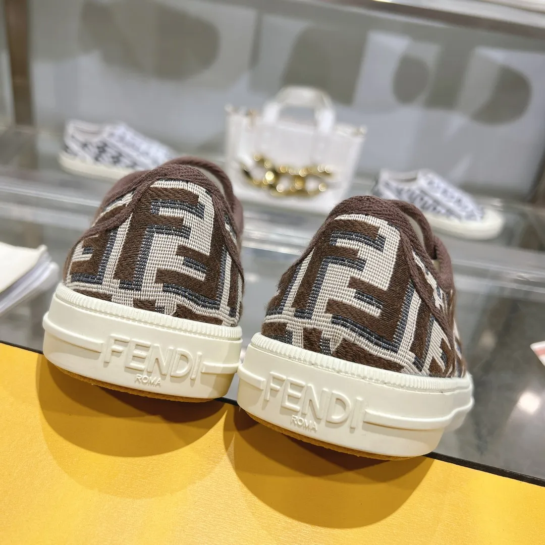 Couple style 💰460❤️Fendi Fendi's latest couple canvas shoes ❑ Fabric: Original customized imported jacquard canvas material ❑ Inner lining: Imported canvas material ❑ Sole: Original molded non-slip TPU outsole ❑ Bottom thickness: 2.5cm ❑ Size: Women's 35-40/Men's 39-45